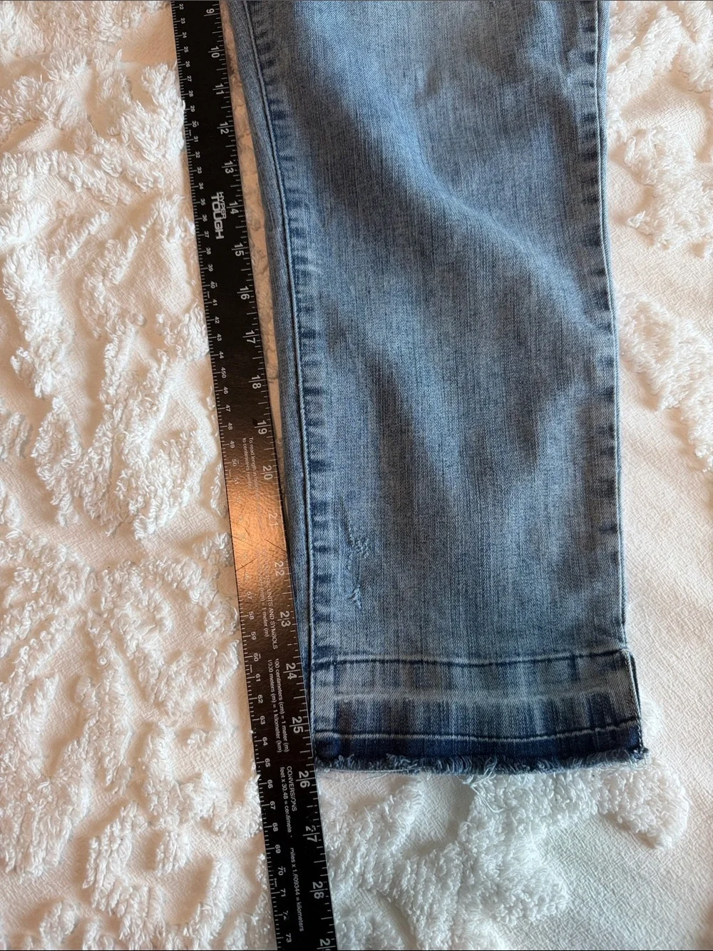Wit & Wisdom Light Blue Distressed Capri Jeans. Elastic Waist. Size 14.